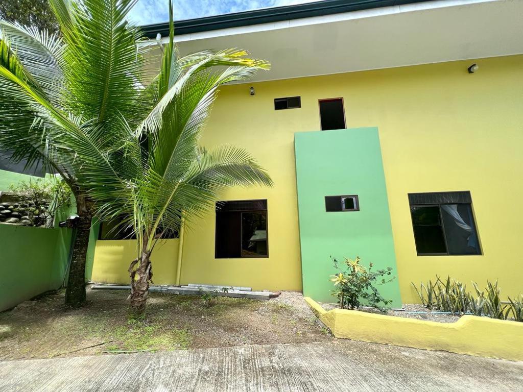 Yellow House Quepos Dış mekan fotoğraf